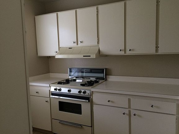 3rd image of 647 Larkspur Plaza Dr