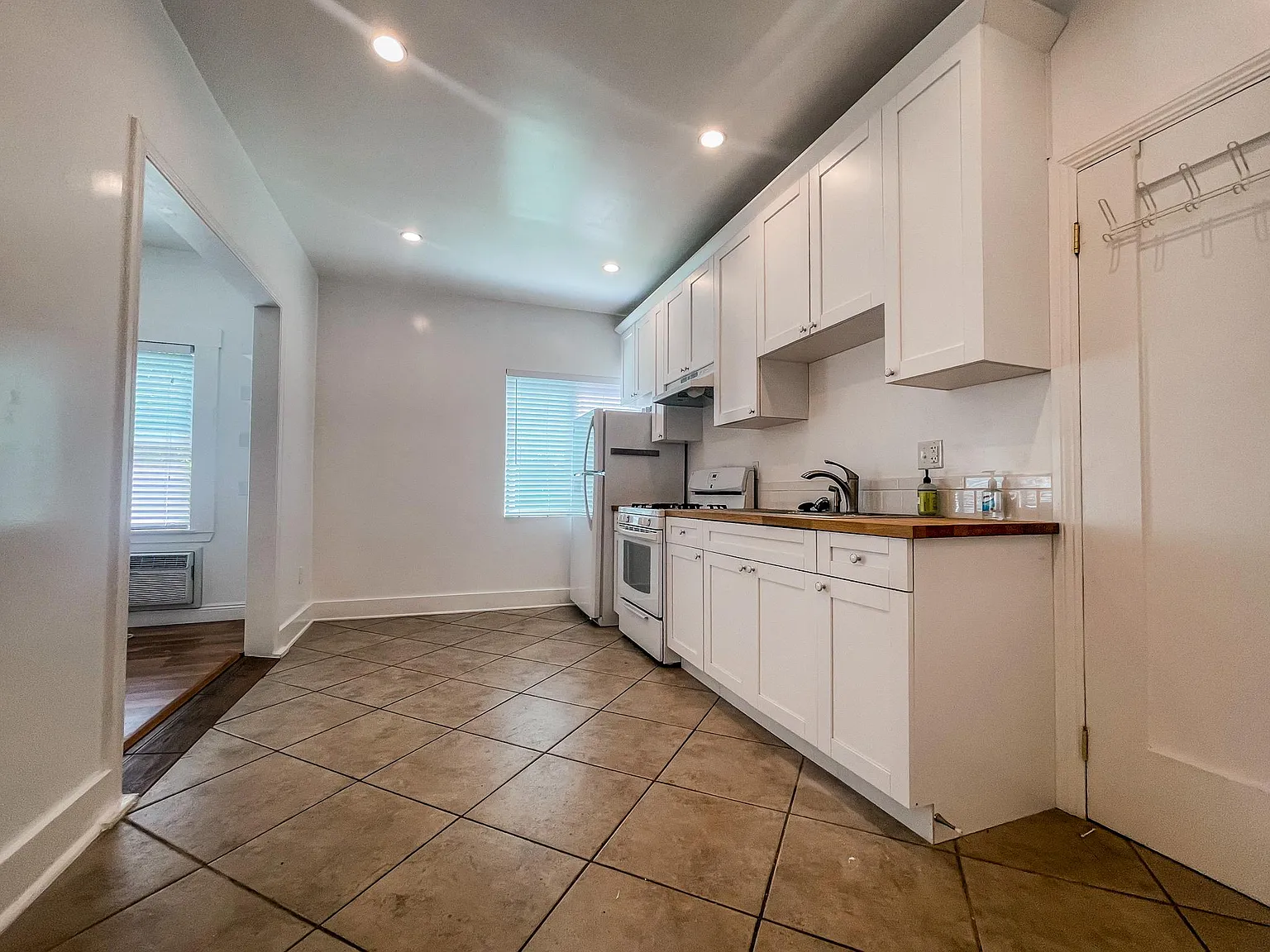 Studio, 400 sqft, $1,875 — Photo 3