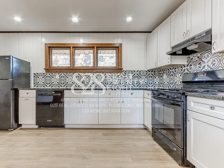 241 Emelyn St — Photo 37