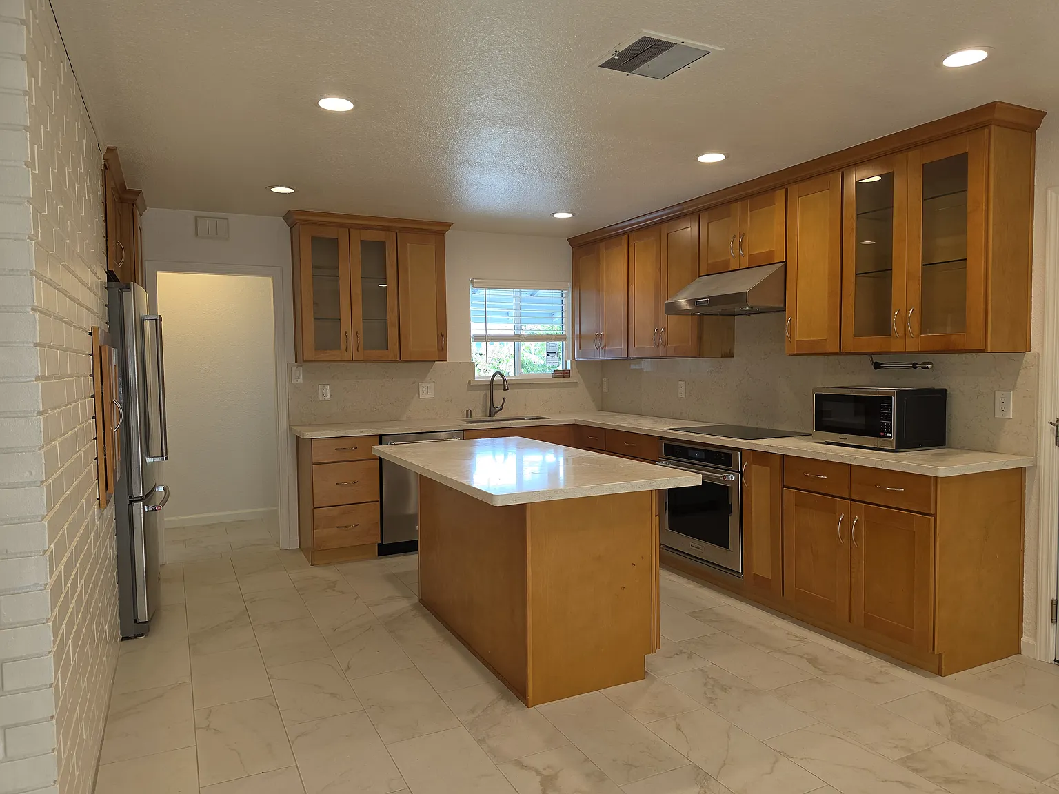 3 bed, 1371 sqft, $4,990 — Photo 2