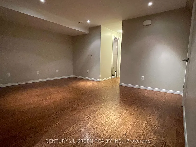 4 Wenlock Cres — Photo 24