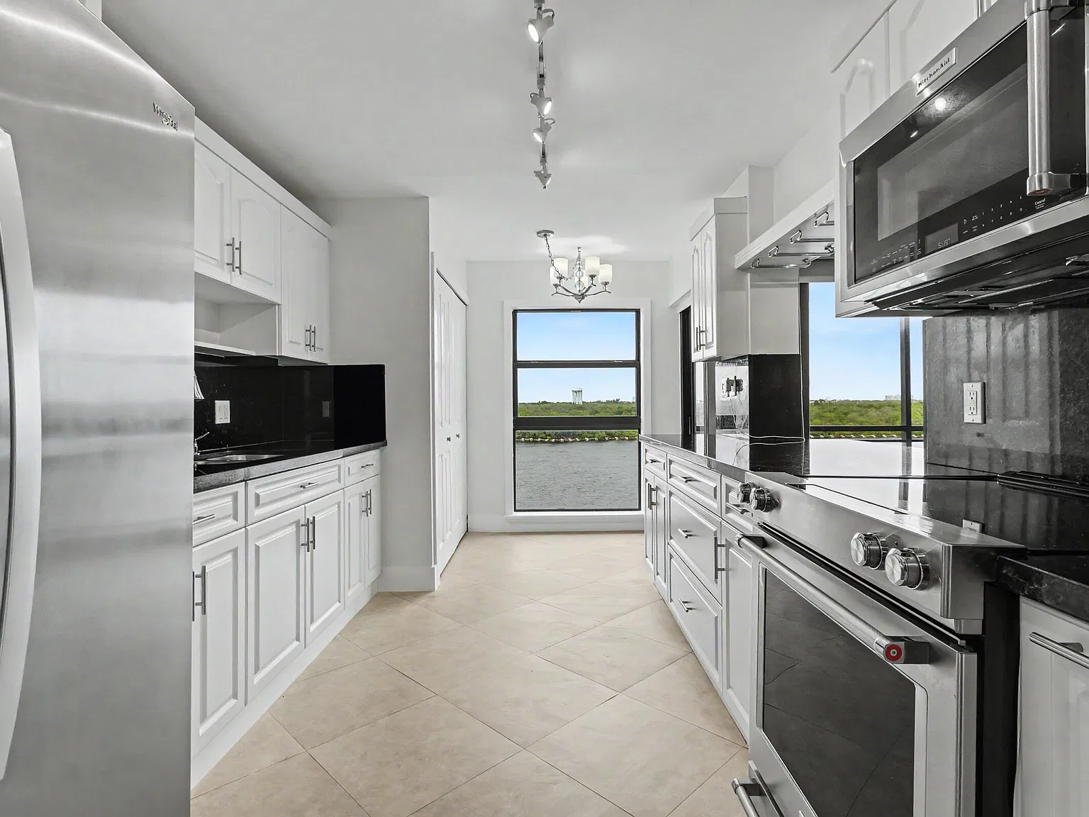 2 bed, 2.0 bath, 1060 sqft, $3,500 — Photo 3