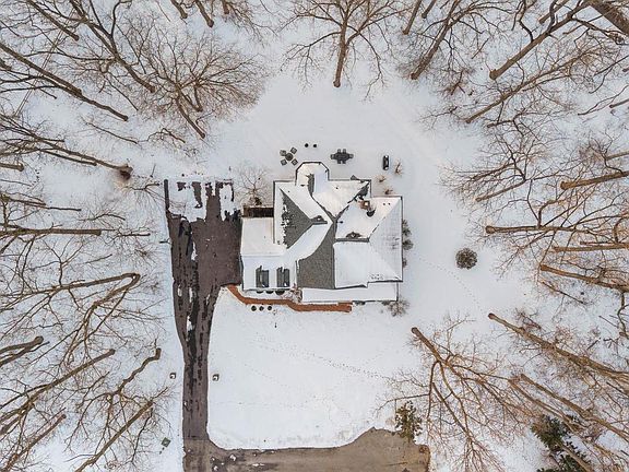 4th image of 6 Middle Woods Ct