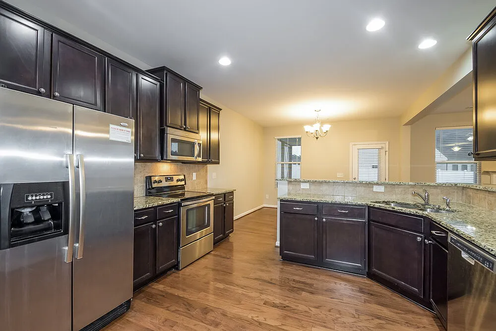 3 bed, 2.5 bath, 2013 sqft, $3,120 — Photo 4