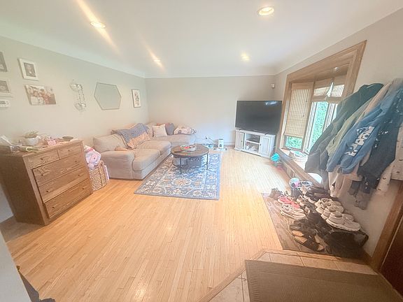 5th image of 3683 Howard Ave