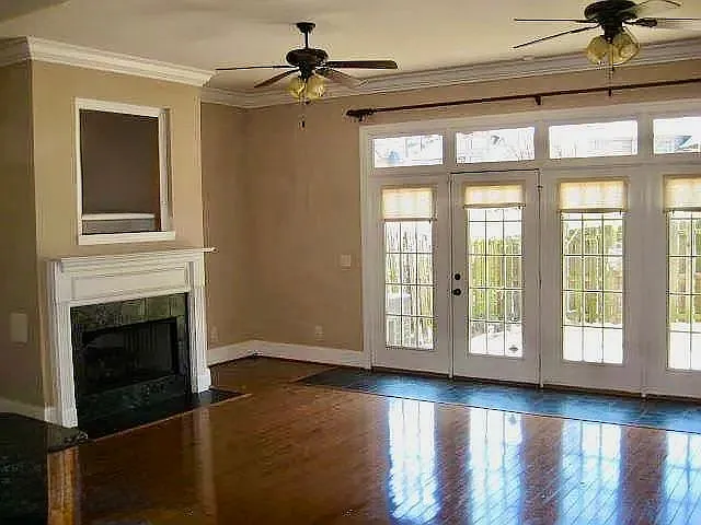 2 bed, 2.5 bath, 2160 sqft, $2,200 — Photo 2