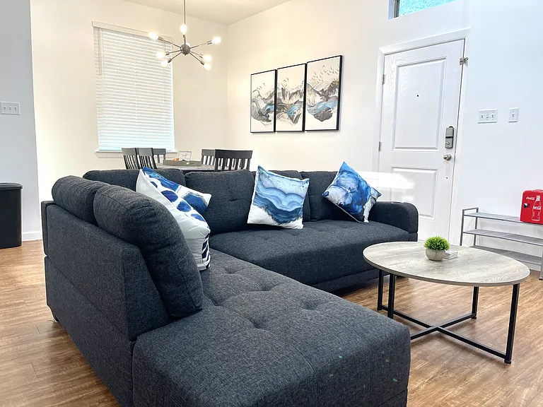 1515 W Houston Ave #6 — Photo 5