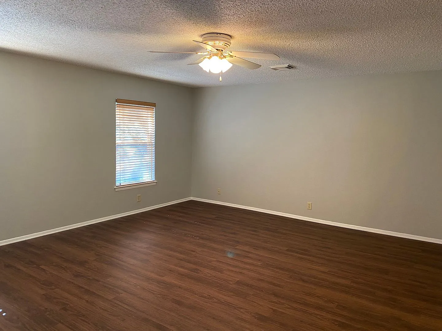 3 Bedroom 2 1/2 bath Parkwood Subdivision — Photo 4