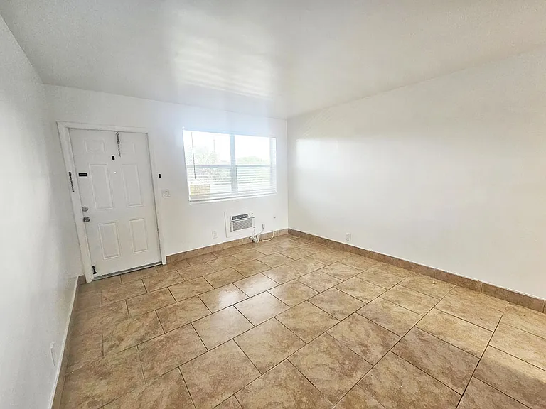 2915 Broadway — Photo 6