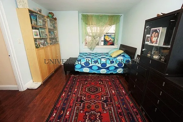 Sold by Universal Realty Group | media 30