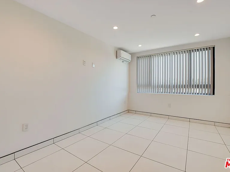 946 S Ridgeley Dr #211 — Photo 10