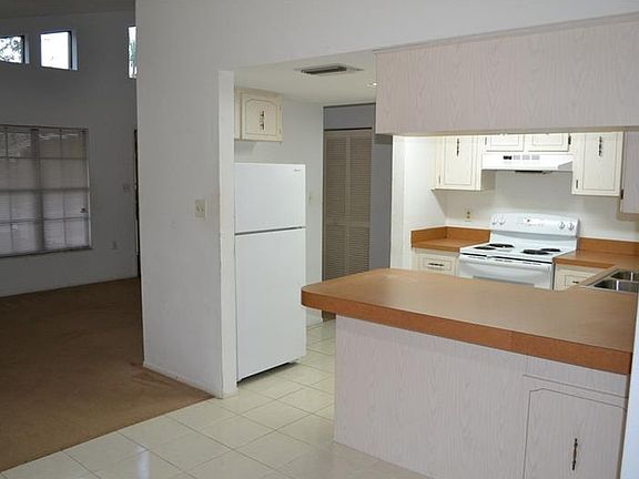 3rd image of 1203 Persimmon Dr