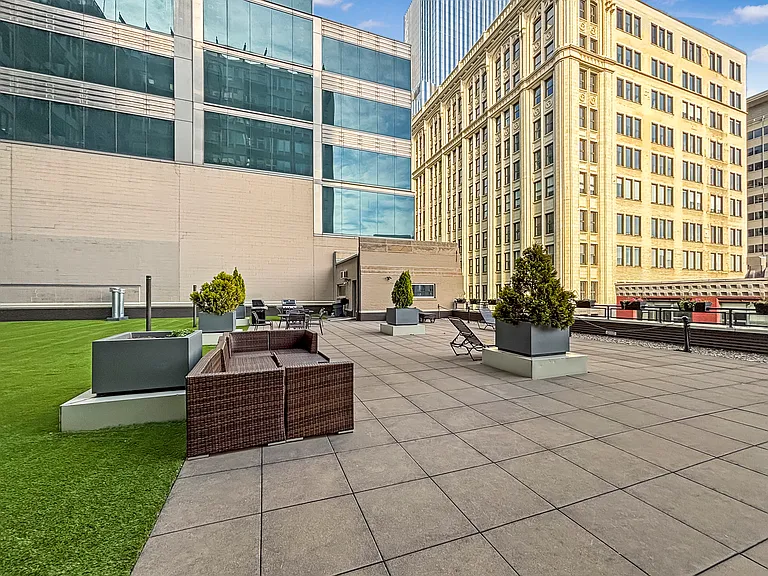 565 W Quincy St #802 — Photo 10
