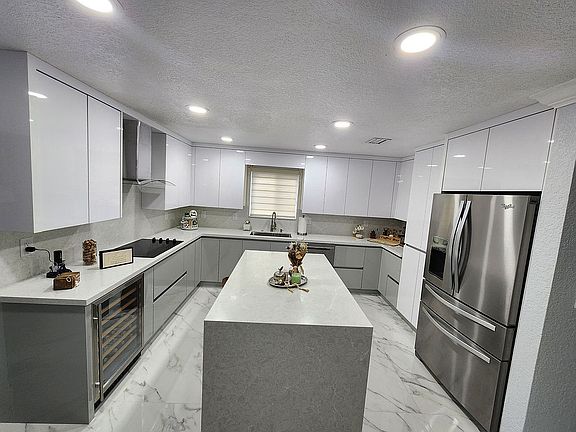 4th image of 1635 SW 138th Ct