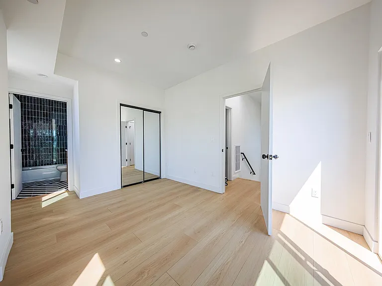 2847 S. Victoria Ave — Photo 20