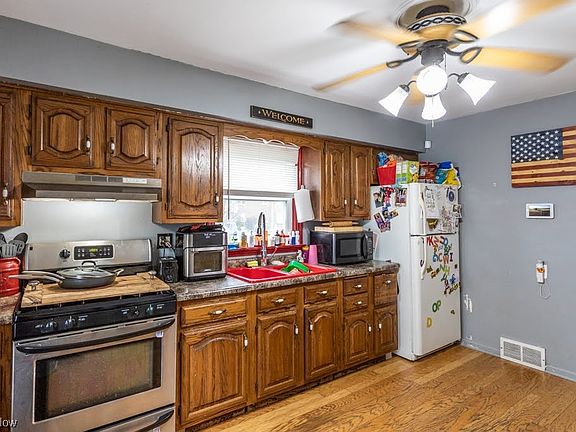 4th image of 1161 Meadowbrook Ave SE