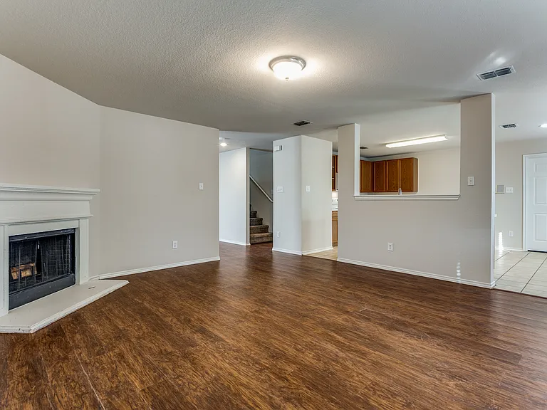 1145 Maplewood Ln — Photo 7