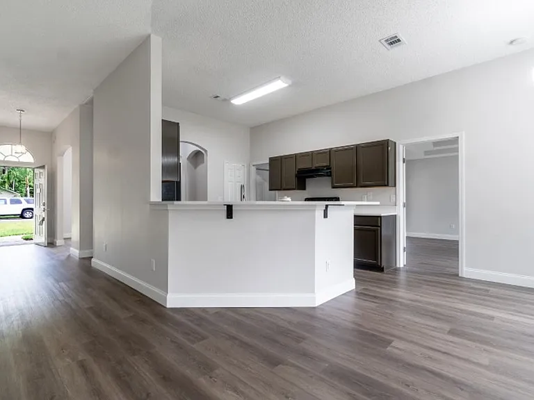 557 Grand Parke Dr — Photo 10