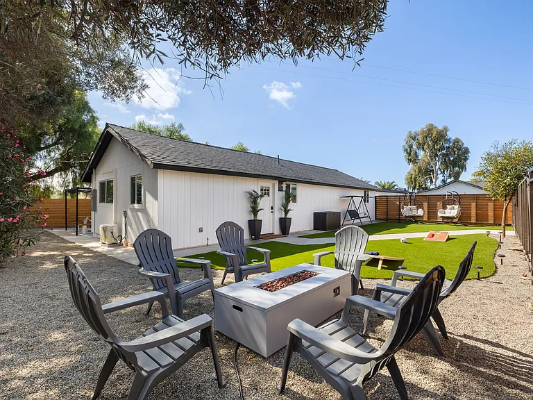 3945 Alta Loma Dr #B — Photo 14
