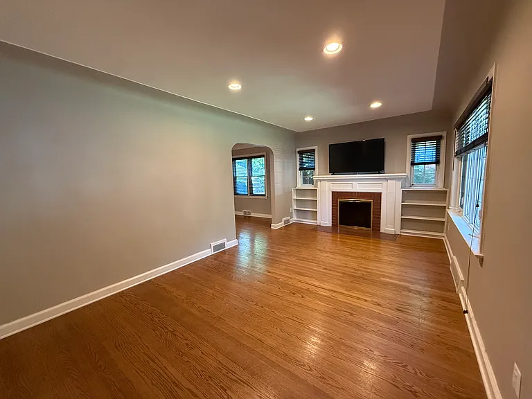 907 Marywood Dr — Photo 2