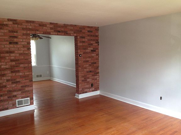 Living room - looking into dinning room - view 1
