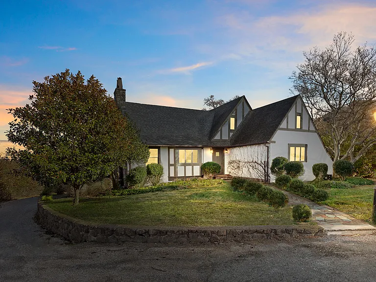 52 Fairlawn Dr — Photo 3