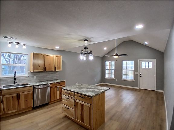 3rd image of 902 S Springfield St