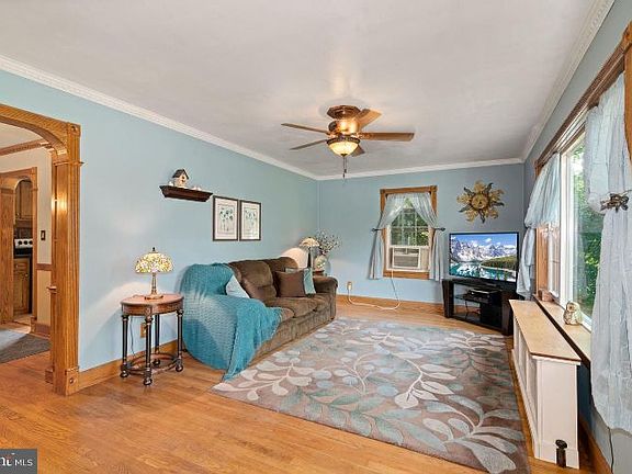 4th image of 22 Woodlawn Ave