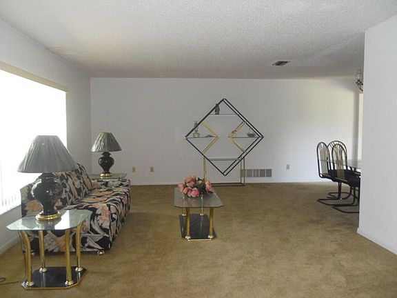 3rd image of 84 Blaine Dr