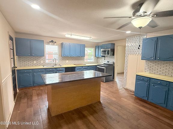 3rd image of 2135 Long St