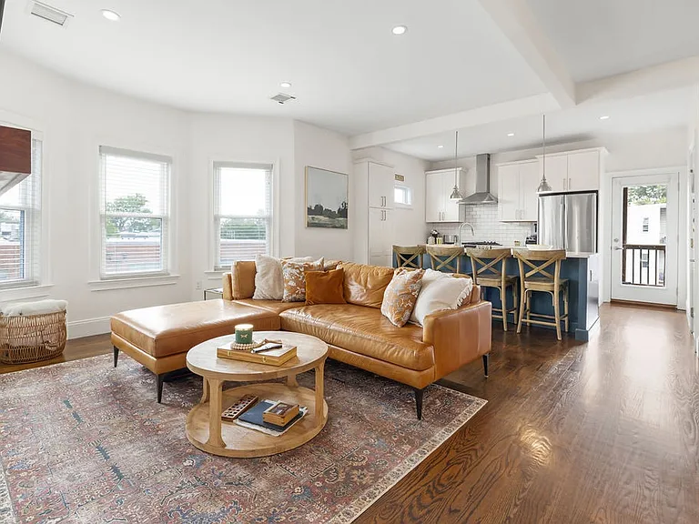 735 E 3rd St #3 — Photo 7