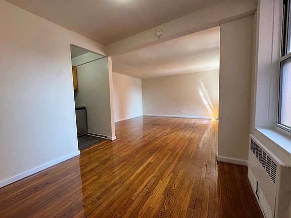3rd image of 3625 Parsons Blvd APT 4J