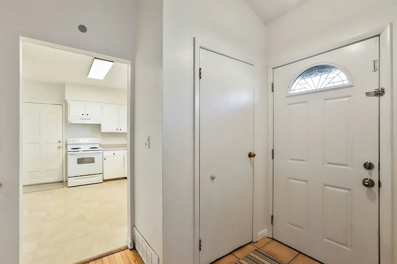 7 17th Avenue — Photo 3