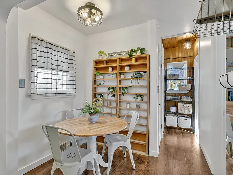 1804 Marion St — Photo 9