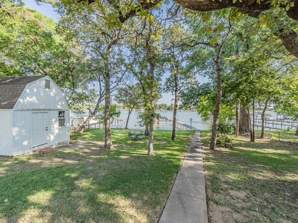 300 Shoreline Dr, Azle, TX 76020