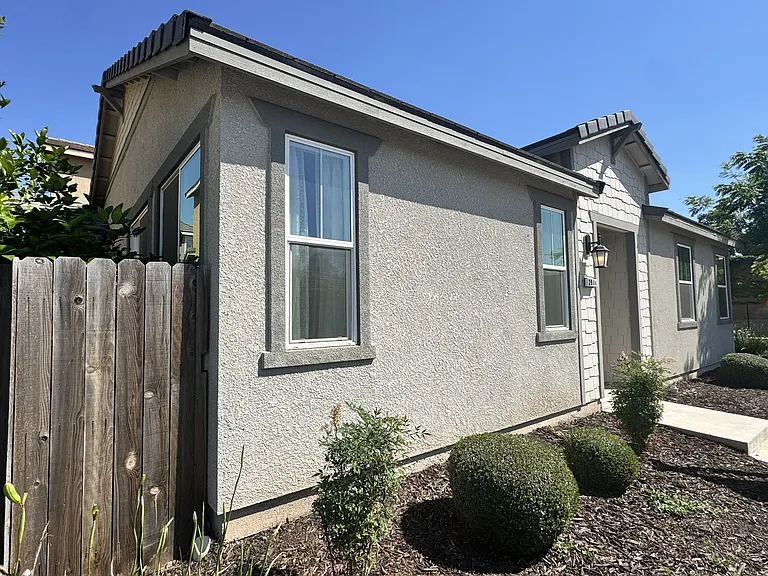 2904 Dillon Ln — Photo 2