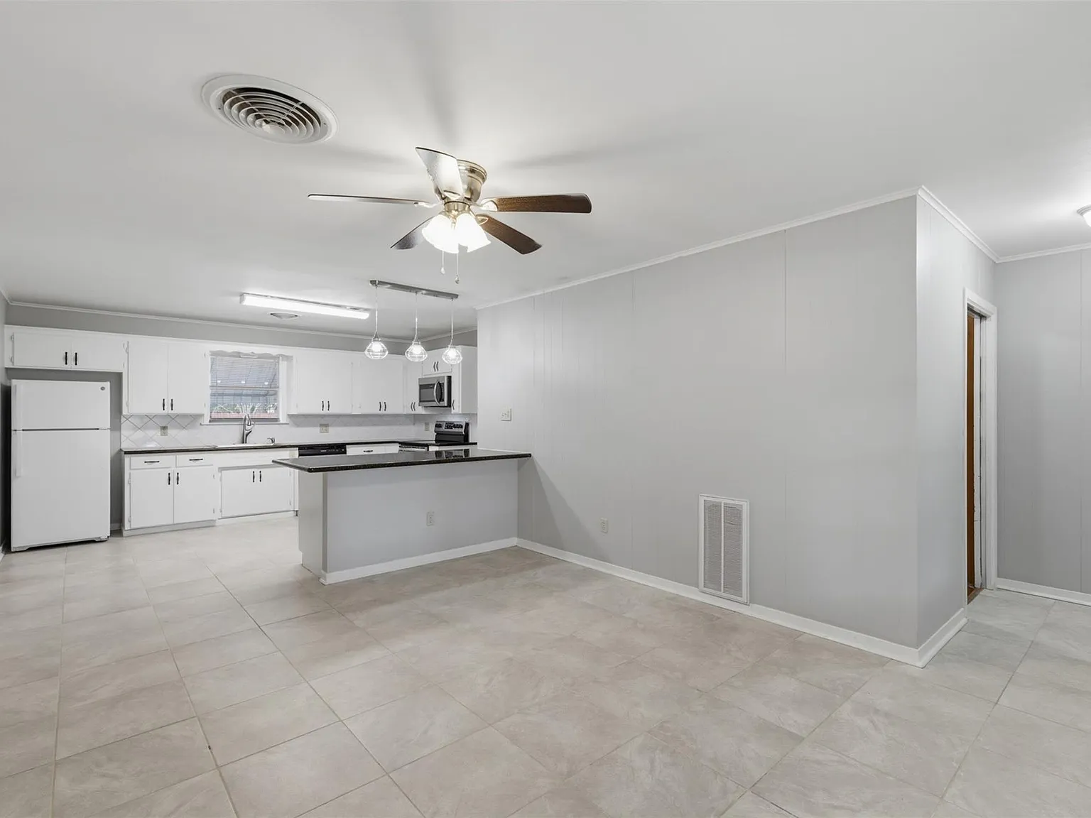 3 bed, 1.0 bath, 1245 sqft, $1,650 — Photo 3