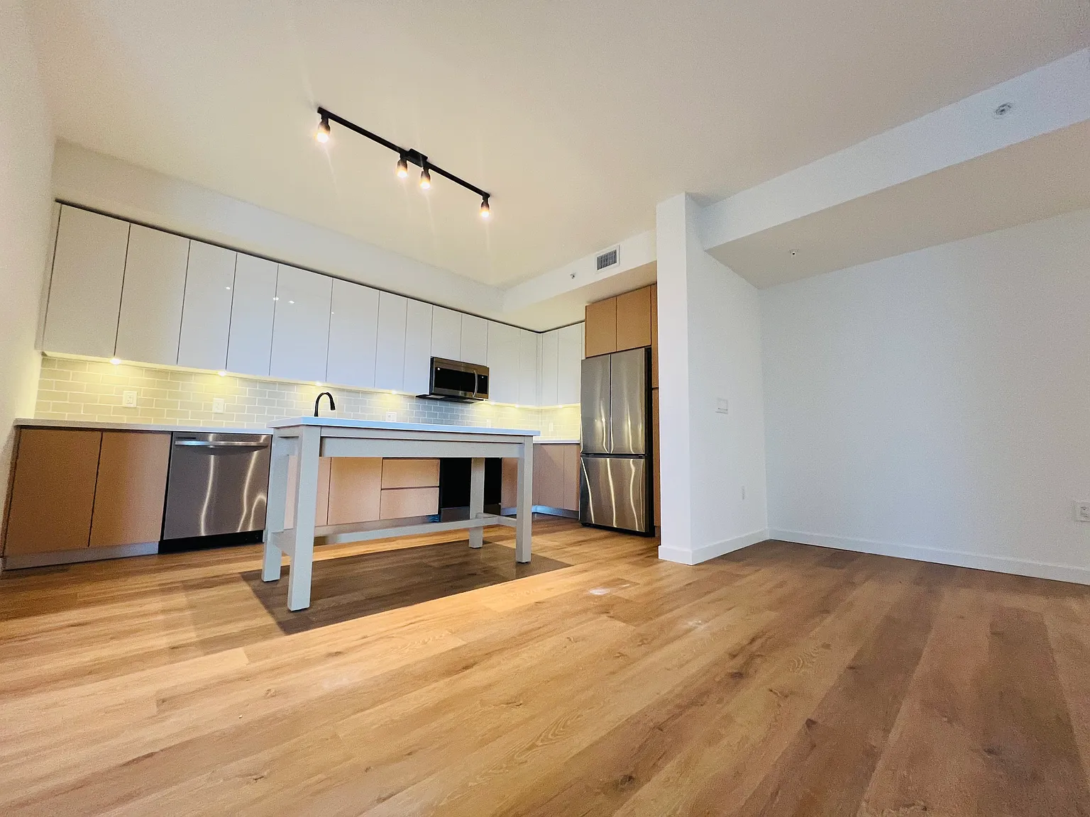 3 bed, 1500 sqft, $4,950 — Photo 1