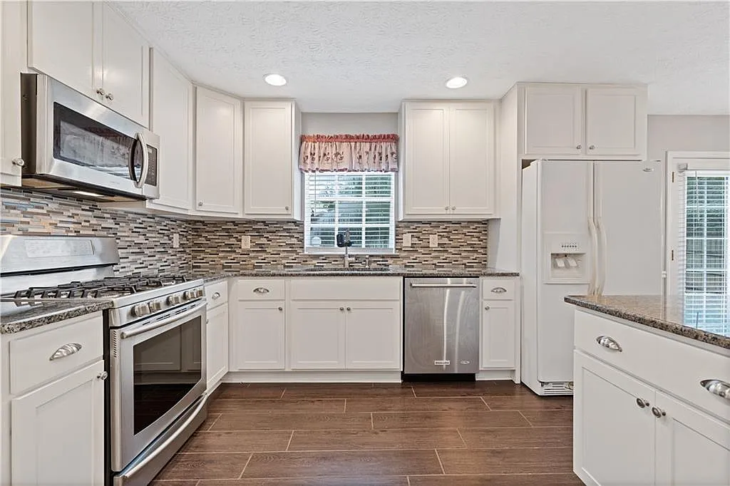 4 bed, 2.5 bath, 2046 sqft, $2,395 — Photo 3