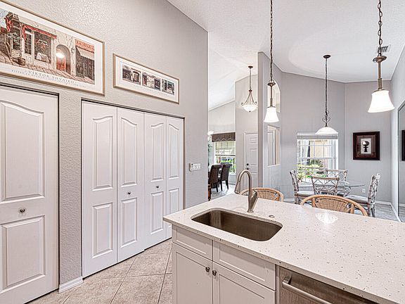 4th image of 8388 Logia Cir