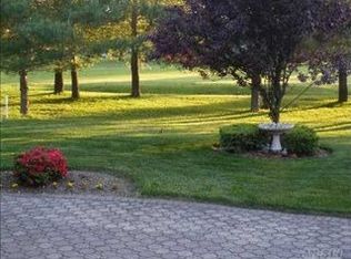 182 Windwatch Dr, Hauppauge, NY 11788