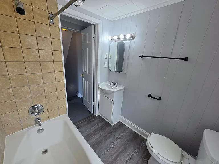 1437 W Court St — Photo 11