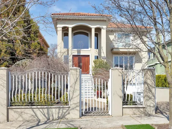 14421 South Dr, Flushing, NY 11357