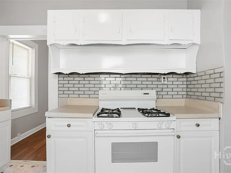 1023 W 37th St — Photo 30