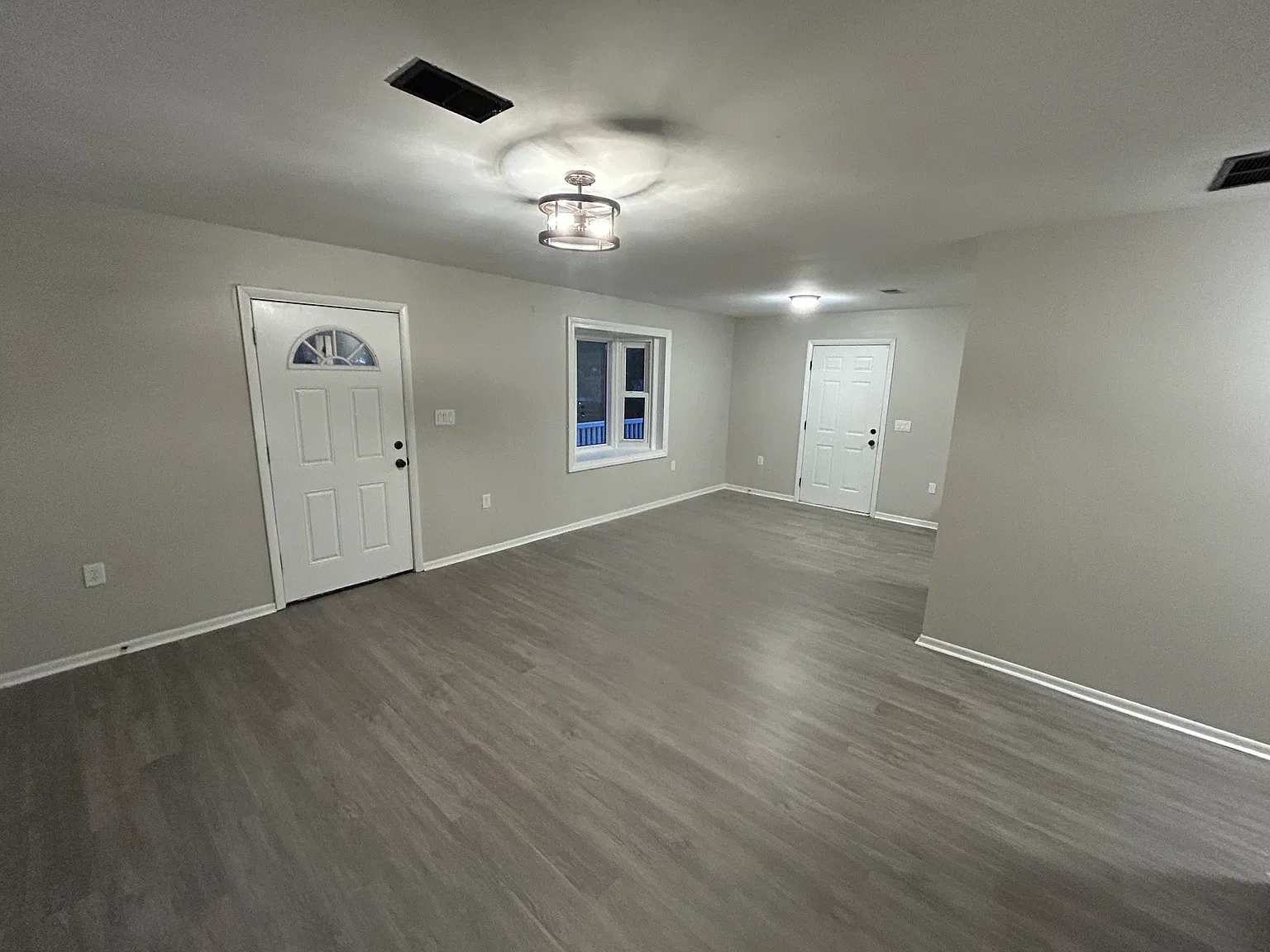 3 bed, 1056 sqft, $1,800 — Photo 2
