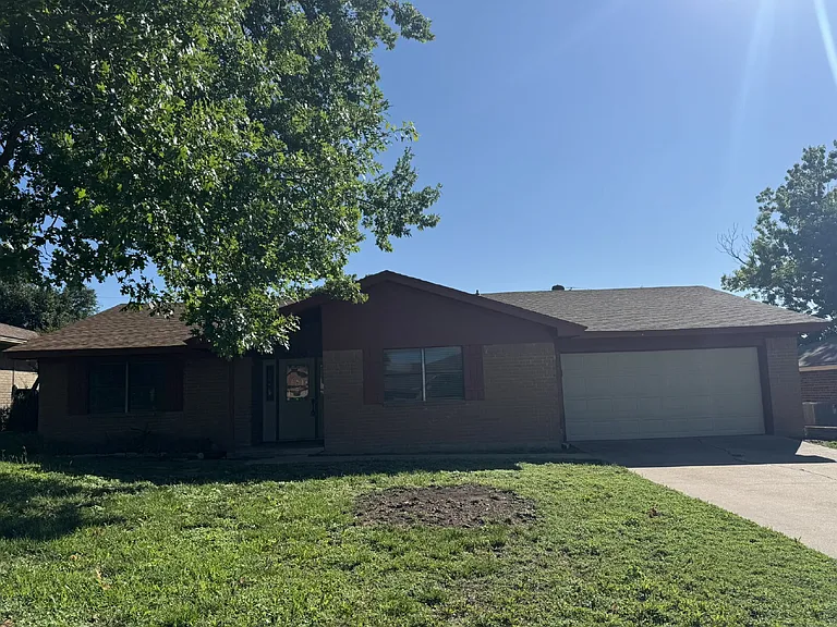 208 Prairie Wind Blvd — Photo 1