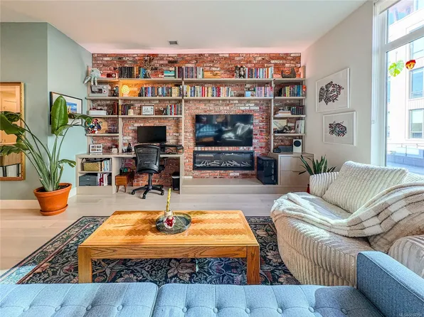 501 Park Pl #301, Esquimalt, BC V9A 6Z9