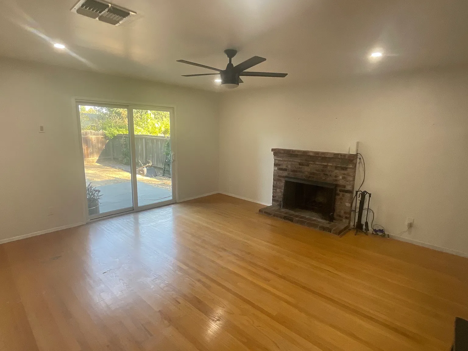 3 bed, 1000 sqft, $2,650 — Photo 2