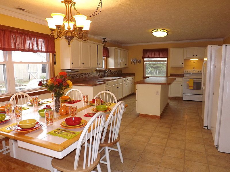 Extra-large eat-in kitchen