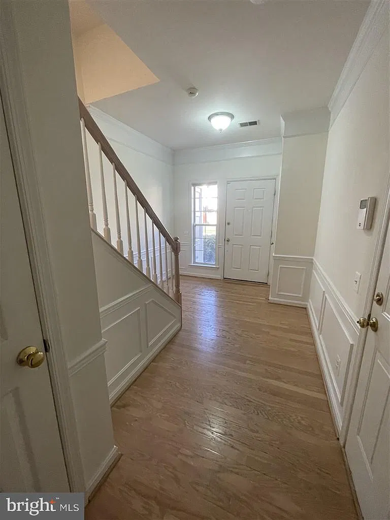3 bed, 3.5 bath, 2194 sqft, $3,599 — Photo 2